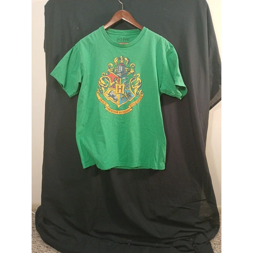 HARRY POTTER‎ HOGWARTS CREST GREEN SHIRT Size MEDIUM!!